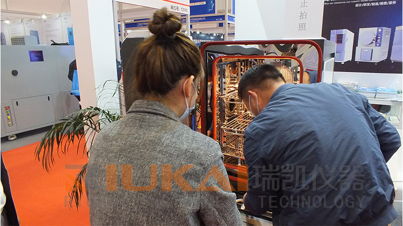 高低溫試驗(yàn)箱定制，選專(zhuān)業(yè)生產(chǎn)廠家才省心