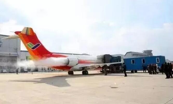 國產(chǎn)ARJ21在試驗(yàn)中進(jìn)行發(fā)動(dòng)機(jī)除冰測試
